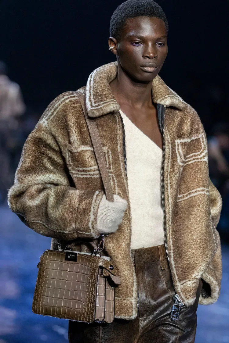 Peekaboo包款加了背帶。品牌提供