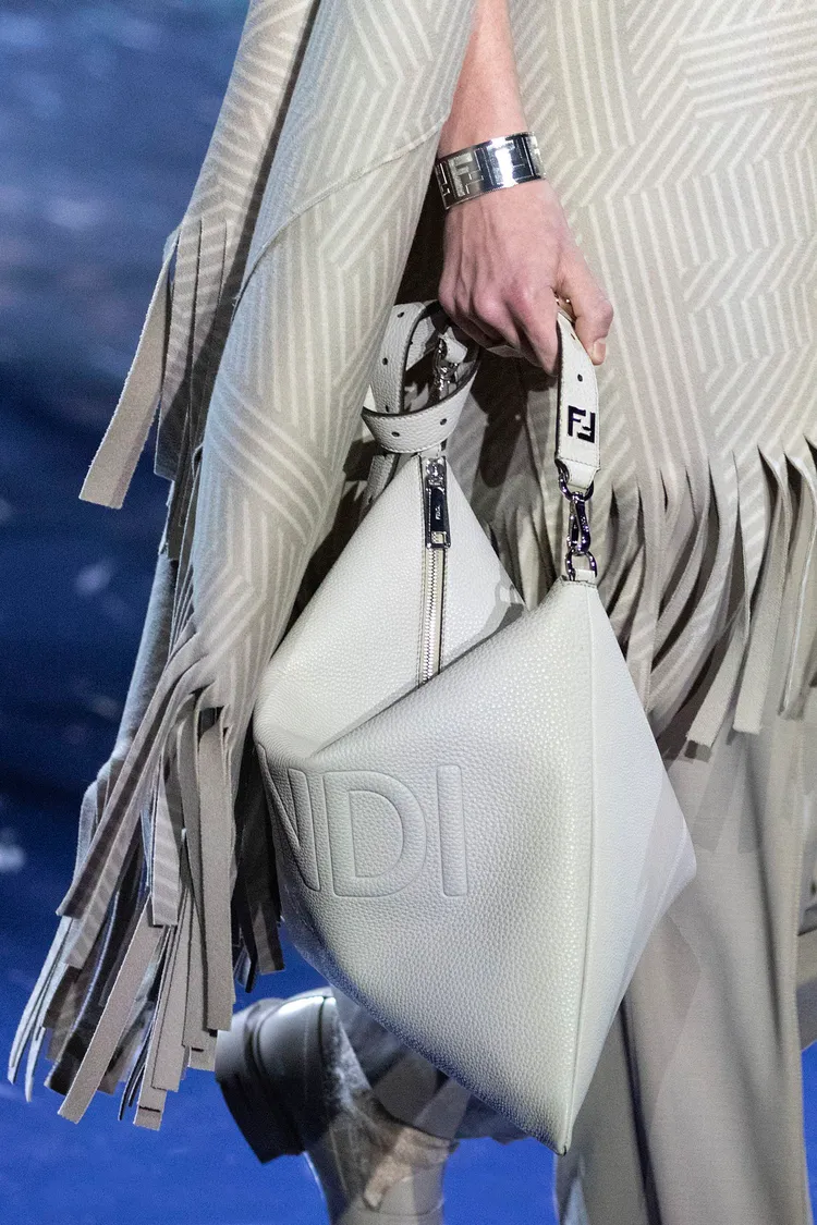 柔軟可折疊的新款Hobo斜背包。品牌提供