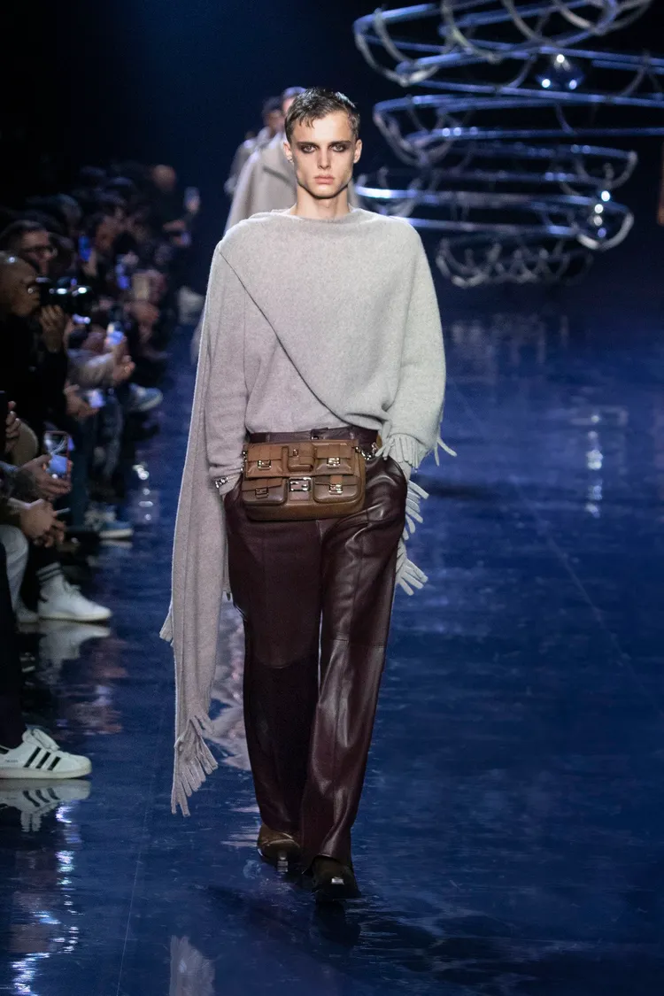 2023秋冬系列以繭狀剪裁與圍裹設計，創造出被包覆的溫暖慵懶氛圍。品牌提供