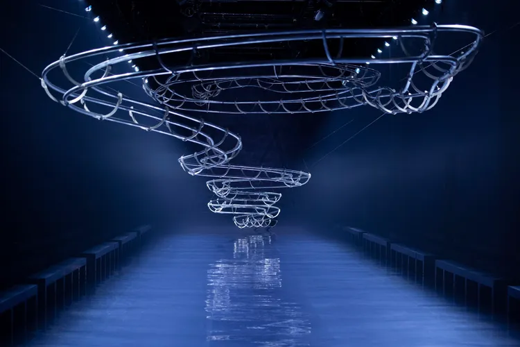 FENDI將位於米蘭的企業總部改造成一具金屬球不斷轉動的巨大迪斯可彈珠台打造秀場。品牌提供