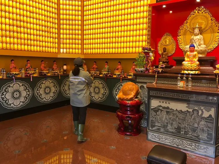 不少民眾趕在農曆年前點燈，祈求來年平安健康。孫英哲攝