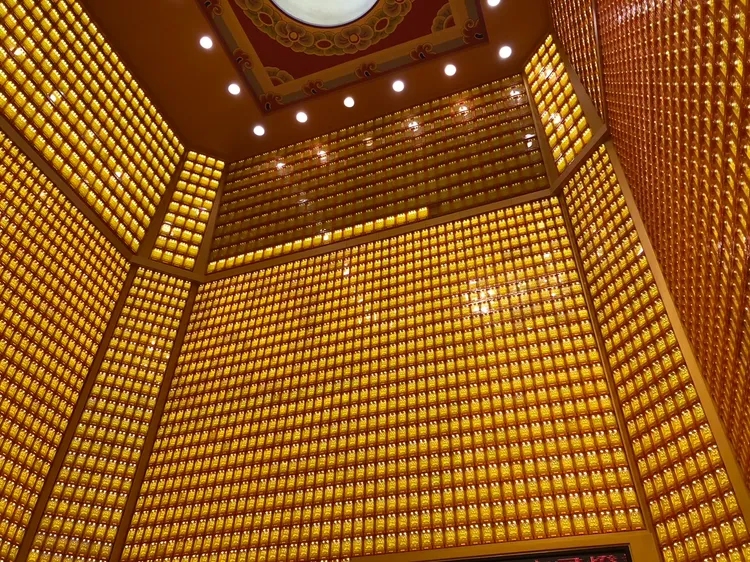 許多民眾都會在歲末年終之際點燈祈福。孫英哲攝