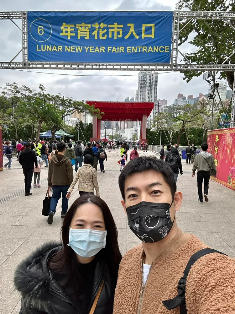 施易男（右）被姊姊邀請到香港過年。翻攝施易男臉書