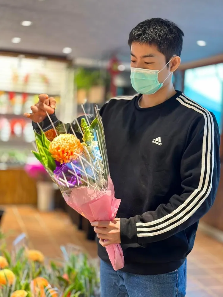 施易男去香港過年前照例去祭拜媽媽。翻攝施易男臉書