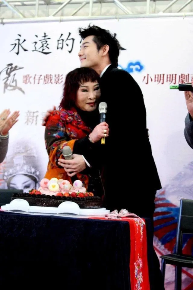 小明明（左）已過世6年，右為施易男。翻攝施易男臉書