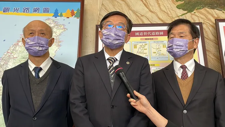 交通部長王國材(中)。彭欣偉攝