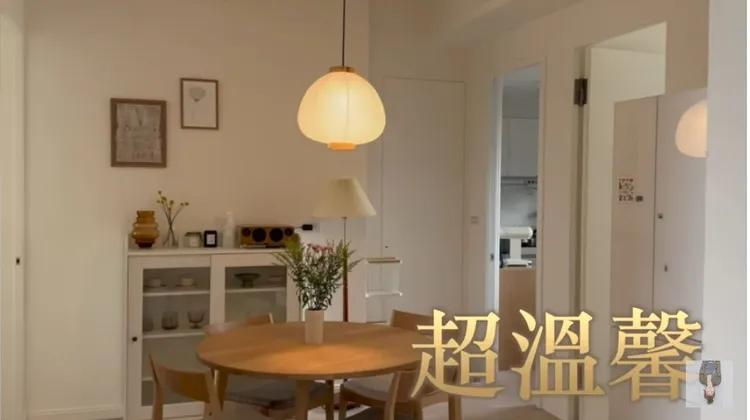 餐桌她選用圓型木桌加上懸吊式燈具，營造出溫馨居家感。翻攝《愛莉莎莎 Alisasa》的YouTube頻道