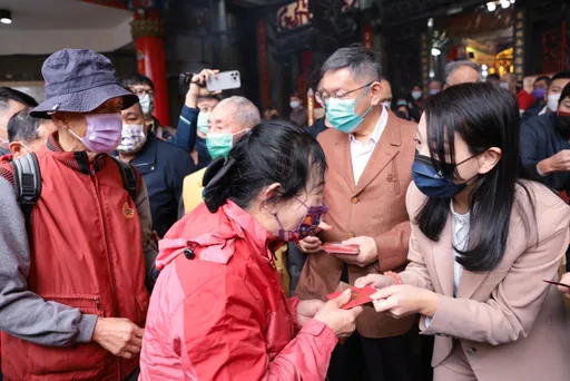 柯文哲回老家走春拜廟 高虹安全程作陪還曝新年新希望