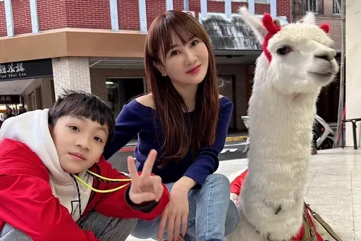 草泥馬也愛國!王宥忻帶牠參加升旗典禮 3千坪萌獸樂園結合綠能倒數開張