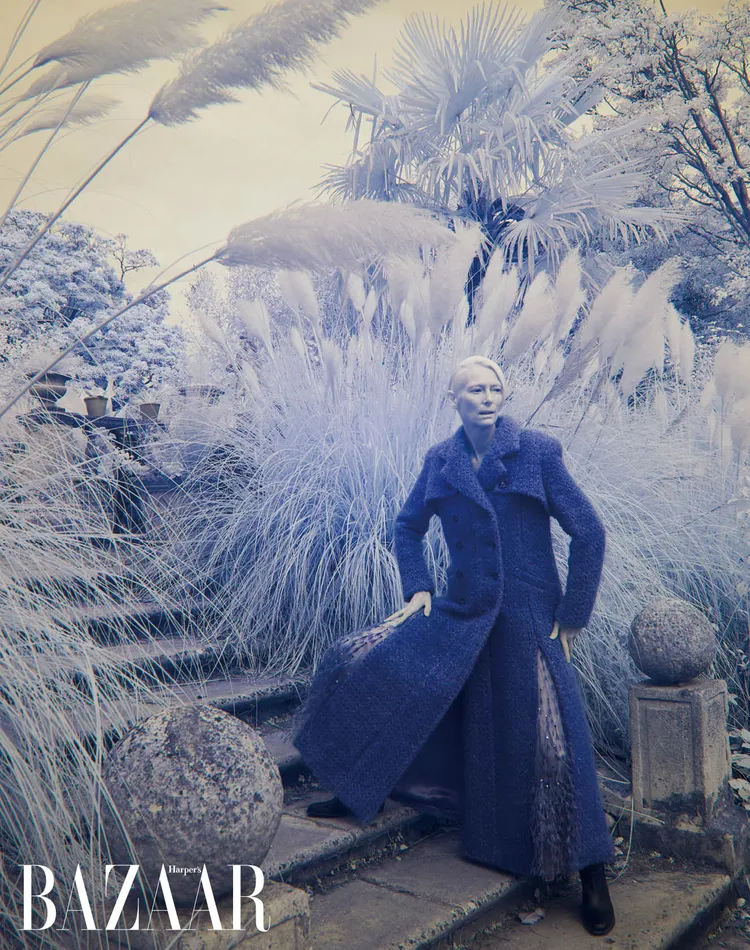 蒂達史雲頓相當喜愛這件側邊開衩、露出薄紗的寬鬆斜紋軟呢混紡外套。《Harper's BAZAAR》提供