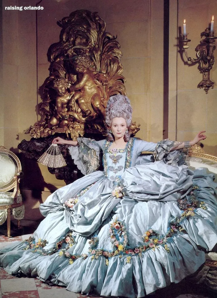 蒂達史雲頓1992年時在時任香奈兒設計師的卡爾拉格斐掌鏡下，拍攝《美麗佳人歐蘭朵》（Orlando）宣傳照。翻攝MUBI Twitter