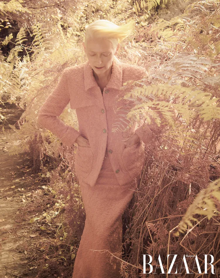 身為香奈兒品牌大使的她，演繹2022秋冬高訂系列。《Harper's BAZAAR》提供