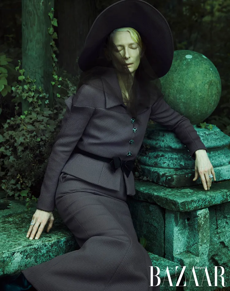 她所演繹的時尚大片充滿詭譎色調。《Harper's BAZAAR》提供