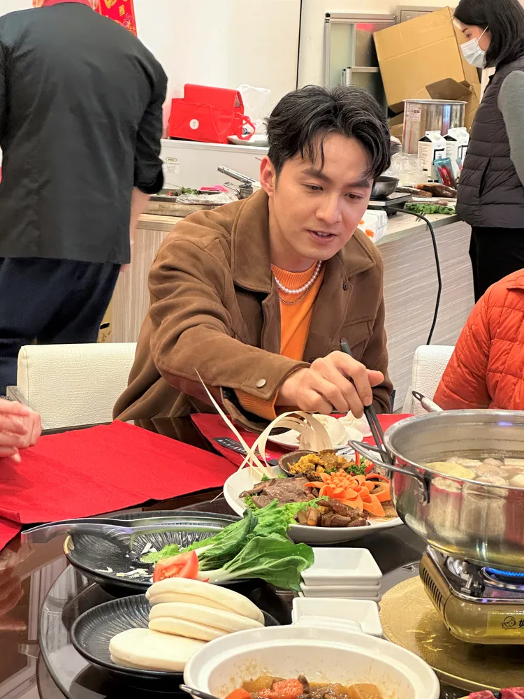 張雁名出席圍爐直播狂嗑和牛。伊林娛樂提供