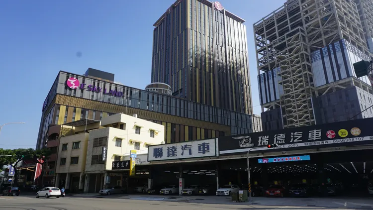 該門市旁邊就是義享天地百貨。葉家銘攝