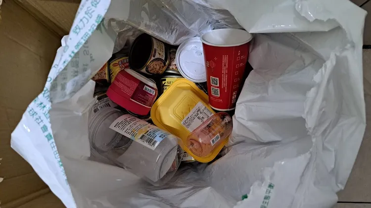 一名網友貼出昨為一對鬧離婚的朋友夫妻調解過程，他直接喊快離婚，讓囂張的朋友妻子氣焰全消，並附上一張垃圾資源回收照。翻攝臉書爆怨公社