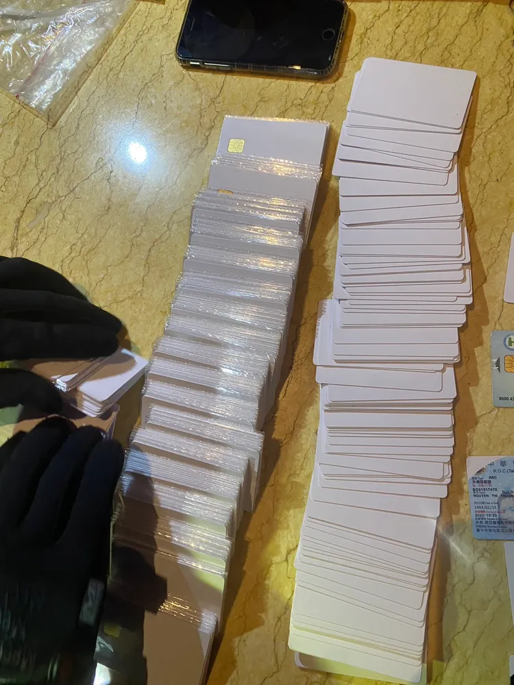 警方查扣空白證件。蘆洲警分局提供
