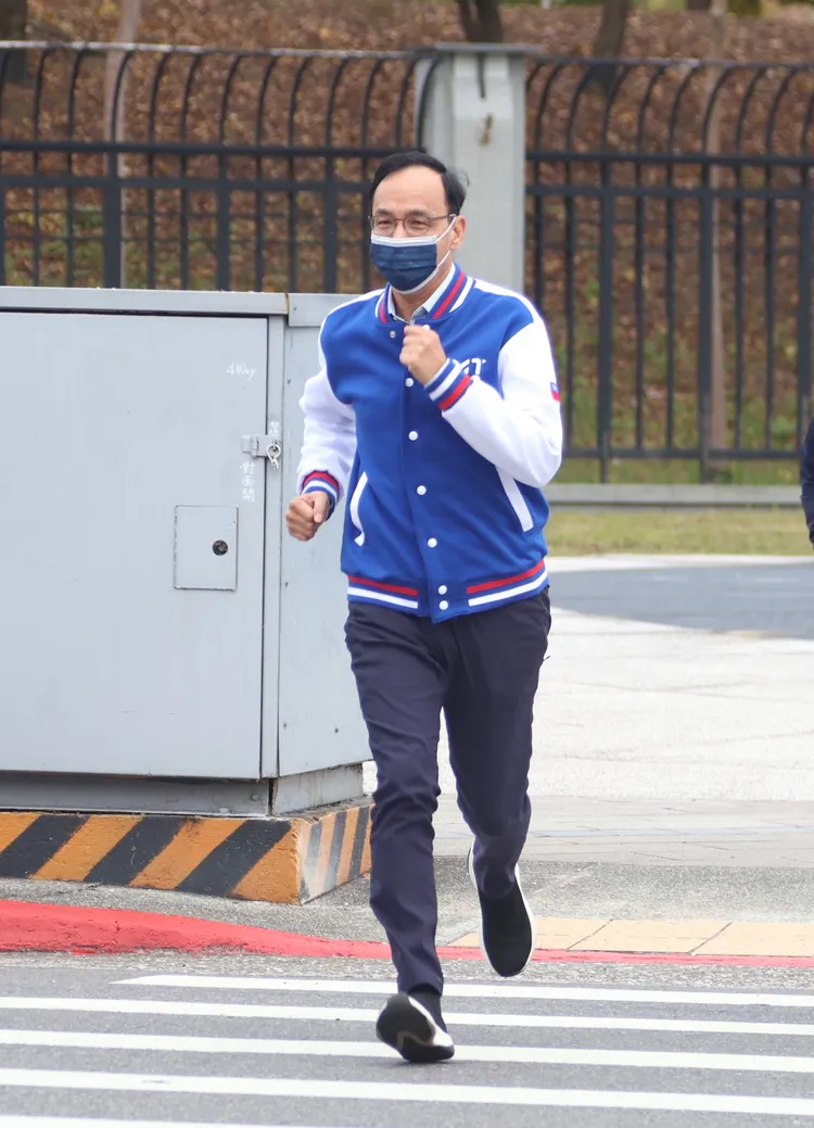 國民黨主席朱立倫今晨小跑步來幫王鴻薇助選。陳明中攝