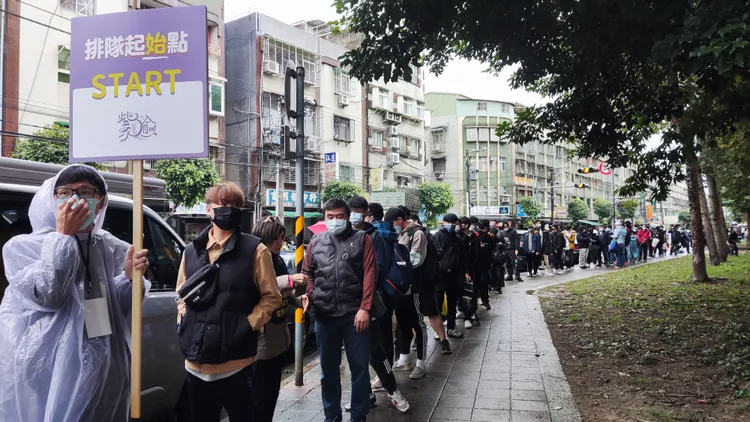 排隊人龍超過半公里。莊淇鈞攝