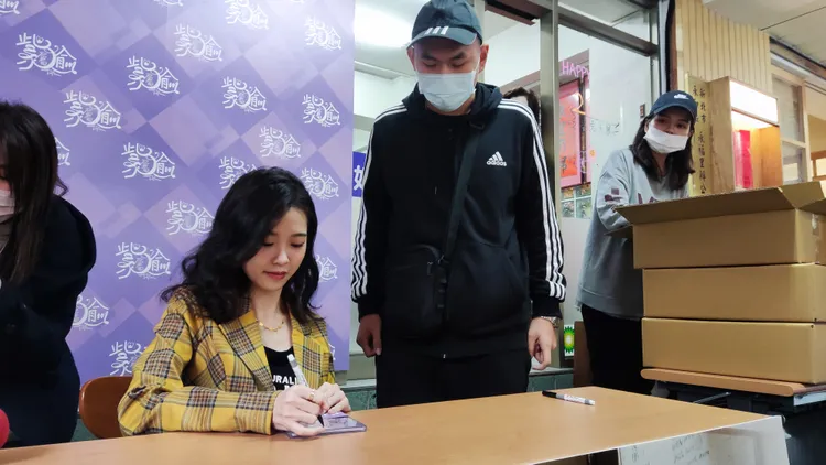 陳紫渝認真幫粉絲簽名。莊淇鈞攝