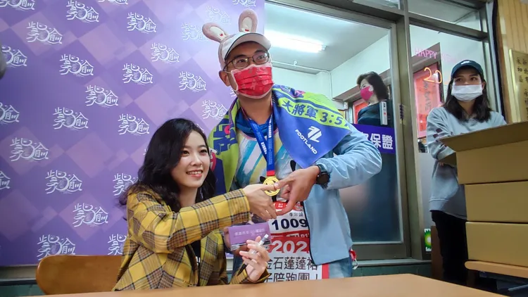 剛跑完馬拉松就趕來的粉絲。莊淇鈞攝