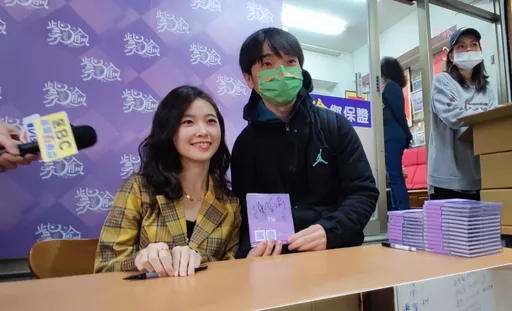 「最美里長」陳紫渝年曆簽拍會!他連夜北上搶頭香 「老公們」人龍逾半公里