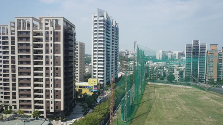 區段可開發土地日漸稀有，房價創新高中古大樓多數落在寶業里滯洪池公園周邊。葉家銘攝