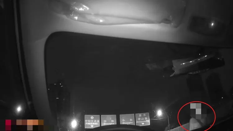 警方發現走在快速道路上的AXEL(紅圈處)。海山警分局提供