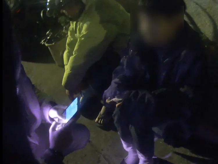 父子倆在蹲在街頭瑟瑟發抖。平鎮警分局提供