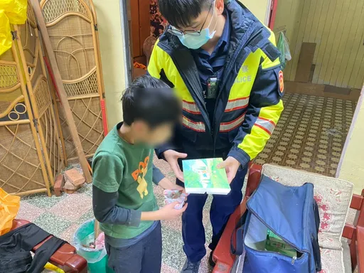 失智症發作回不了家!父子蹲在街頭瑟瑟發抖 平鎮警發現即時送暖