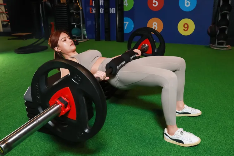 醫師柯品瑄指出，間歇性超負荷臀舉會比深蹲能更有效練出翹臀。趙世平攝