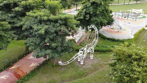 板橋浮洲兒童遊戲場加入「新成員」 8米雷龍驚喜樹叢現身