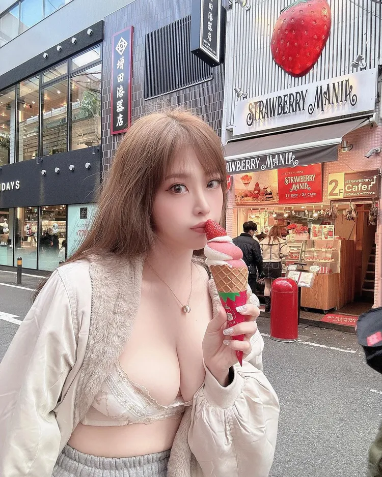 Yumi.k在日本「露兩球」舔冰淇淋展性感。左翻攝自yumibb8888 IG