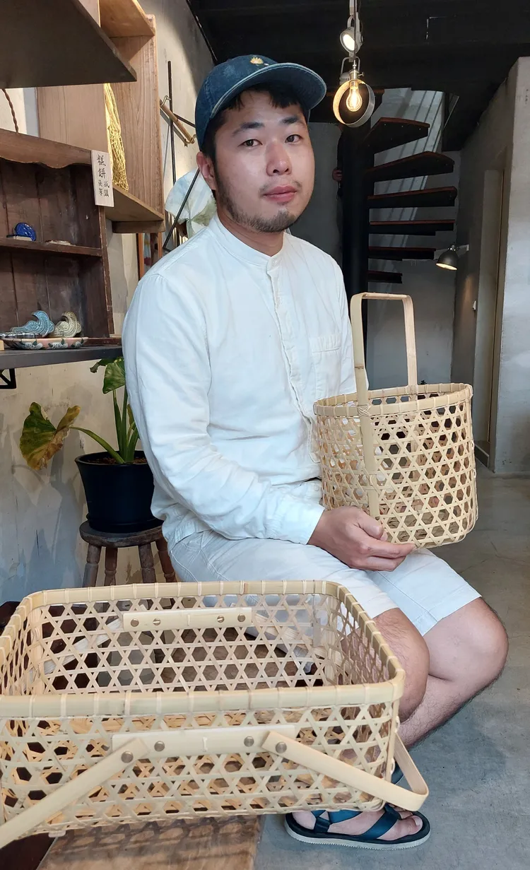 山傑號竹工負責人林英傑與竹器作品。凃建豐攝