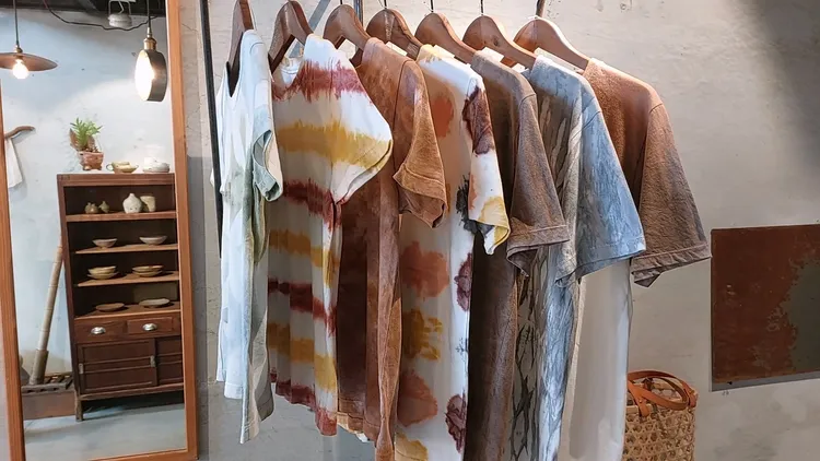 泥染作品是使用泥土作為染料。凃建豐攝