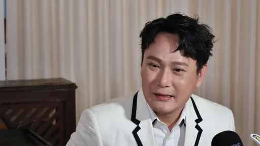 張信哲演唱會彩排釀意外　10公尺高巨型鋼球掉落險正中頭部