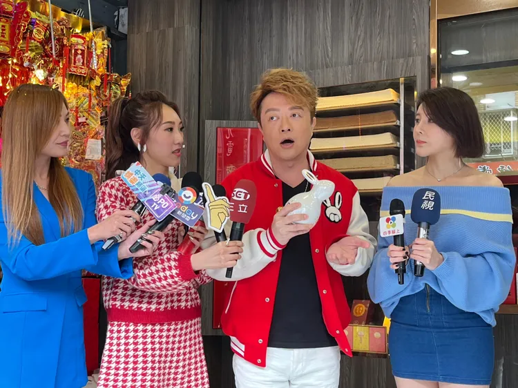 翁立友（右二）帶領師妹逛春聯大街。鄭孟晃攝