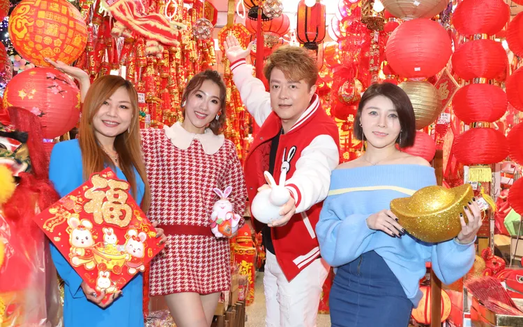 蕭玉芬（右）今與豪記唱片歌手翁立友、謝金晶、林琇琪等師妹們逛年貨大街。鄭孟晃攝