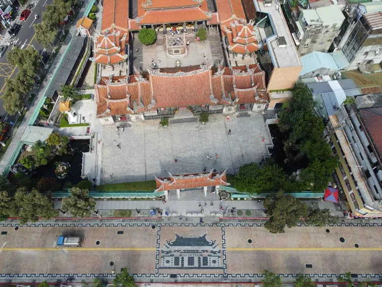龍山寺周遭鋪面。新工處提供