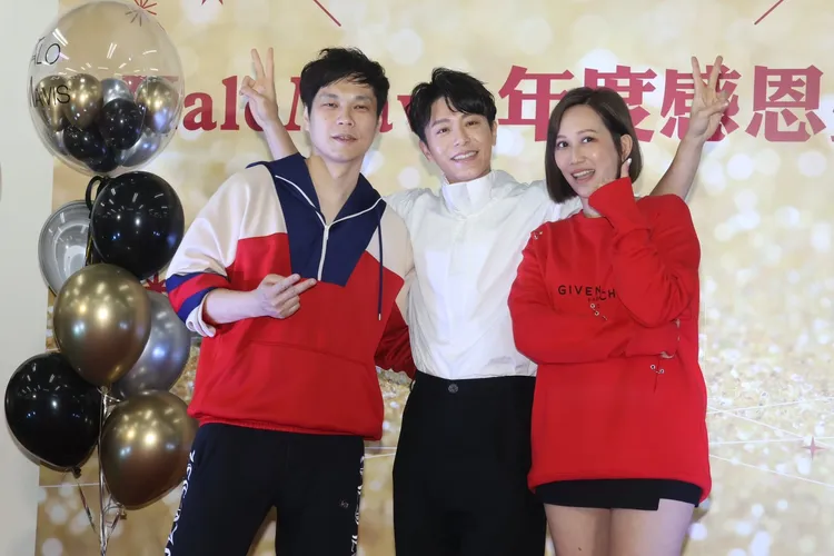 韋禮安為第一代黑澀會妹妹瑪菲司在內湖舉辦的特賣會獻唱。彭欣偉攝