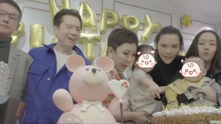 郭碧婷（右起）、向佐抱著小孩一起吹蠟燭。翻攝向太抖音