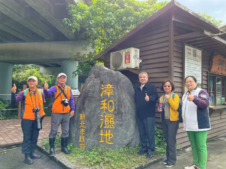 高公局於漳和濕地與環保局及濕地志工合影。新北市政府提供