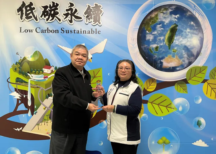 高速公路局主任秘書彭煥儒(左)頒發認養考核「111年度績效卓著獎」予新北環保局。