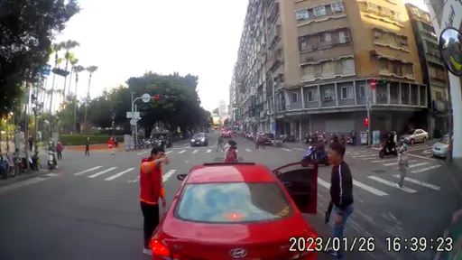 台中黑衣男當街亮槍　嚇退垃圾車駕駛！囂張片曝光