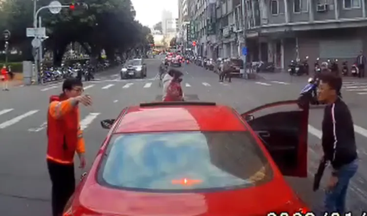 黑衣男子不滿後方垃圾車駕駛下車指正，當街拿出一把疑似霰彈槍威嚇。翻攝記者爆料網