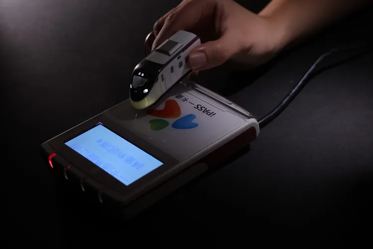 嗶卡時車頭LED燈還會亮起。台鐵提供