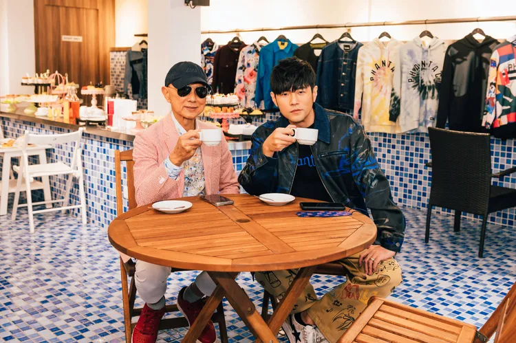 周杰倫（右）和華裔設計師Jimmy Choo相談甚歡。