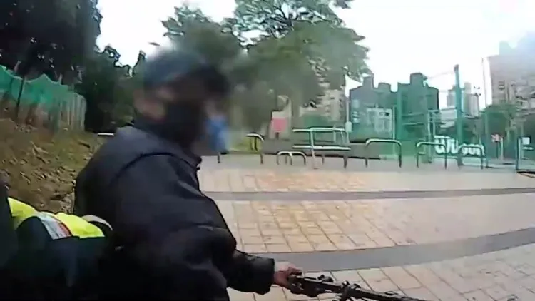 警方要求喬男出示證件。淡水警分局提供