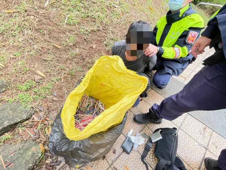 警方在喬男攜帶的塑膠袋中查獲電線。淡水警分局提供