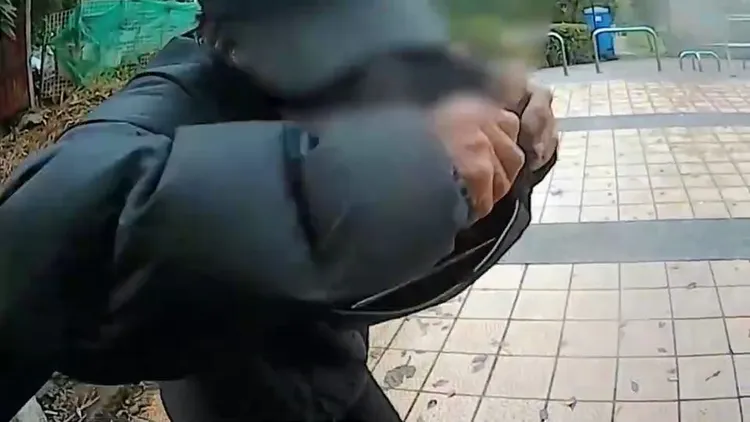 喬男被盤查時，轉身欲逃逸。淡水警分局提供